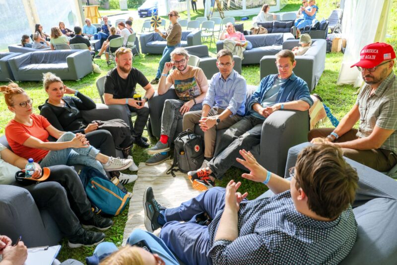 Ihmisiä dialogiringissä.